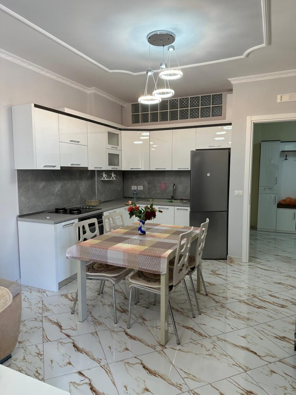 Kitchen or kitchenette, Dining area, minibar, oven, stove