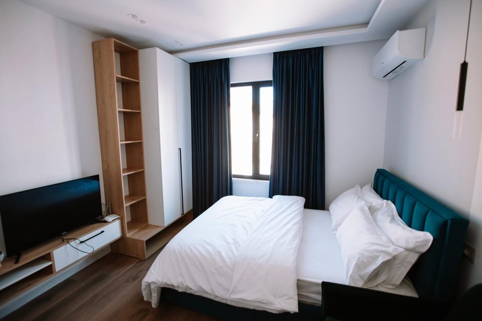 Communal lounge/ TV room, Bed, TV and multimedia, Photo of the whole room, Bedroom, towels, wardrobe, air conditioner