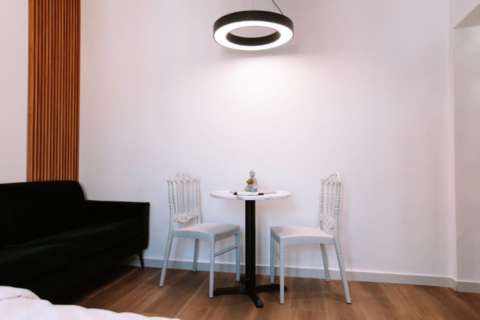 Bed, Living room, Photo of the whole room, Seating area, Dining area, Bedroom