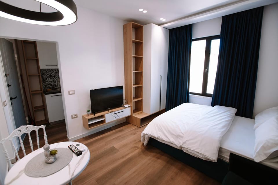 Bed, TV and multimedia, Bedroom, wardrobe