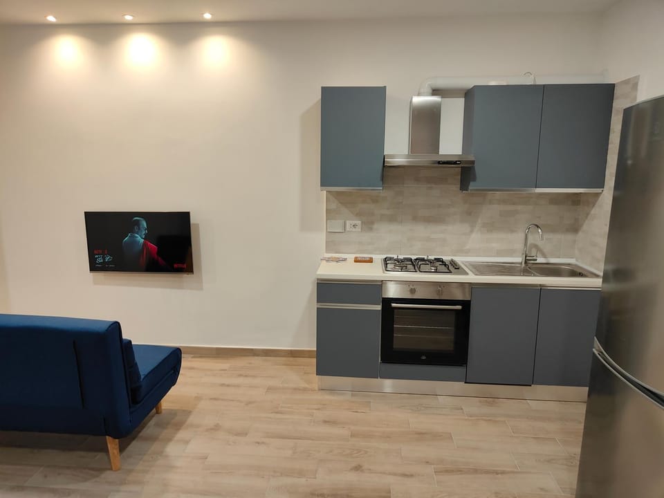 Kitchen or kitchenette, dishwasher, oven