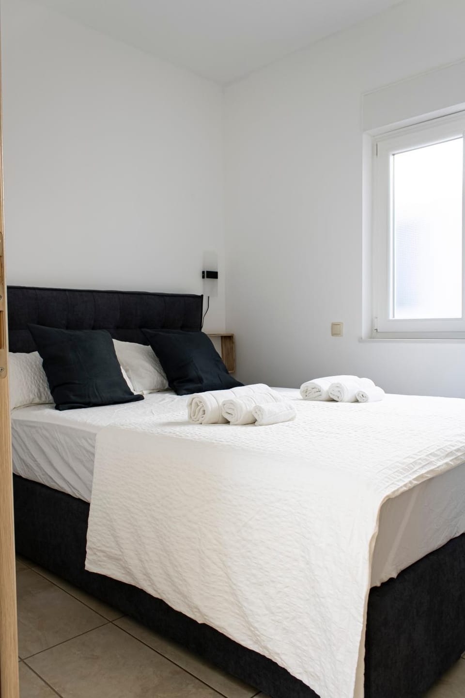 Bed, Photo of the whole room, Bedroom, towels