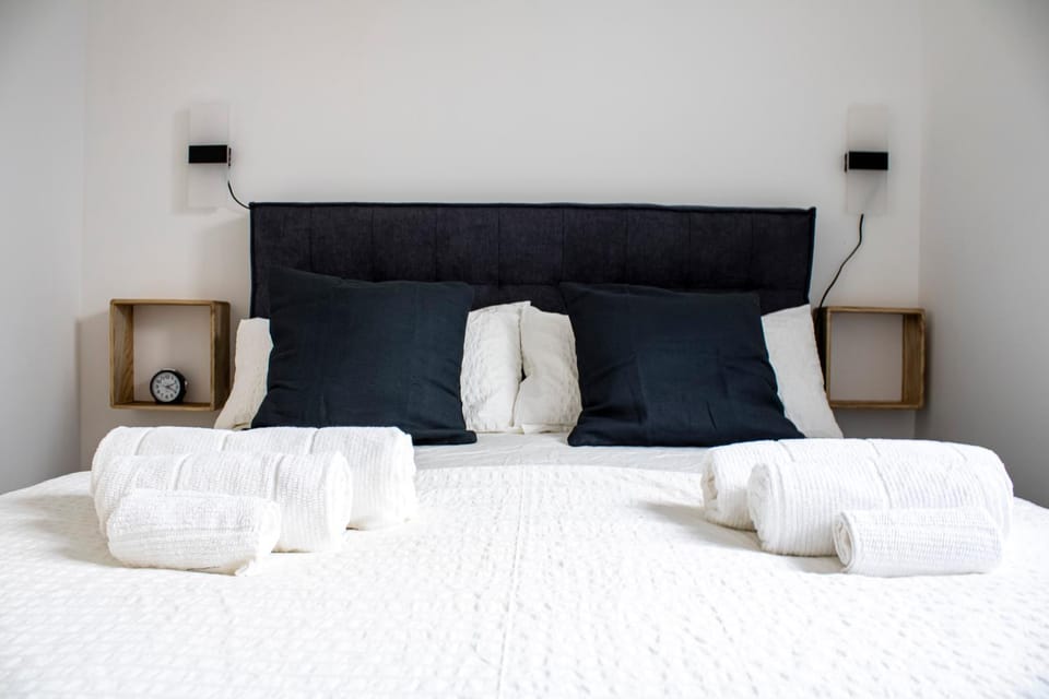 Bed, Photo of the whole room, Bedroom, towels