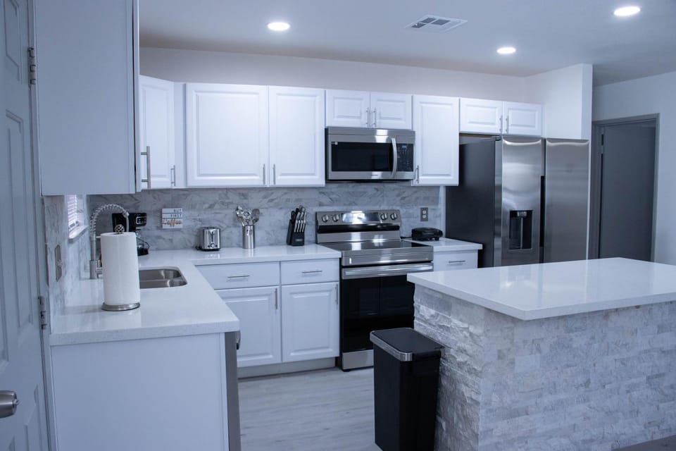 Kitchen or kitchenette, minibar