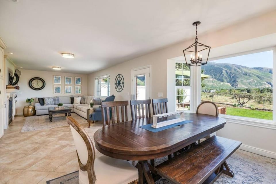 HotTub! Views! Basketball! Fireplaces! Mtn Trails House in Sandy