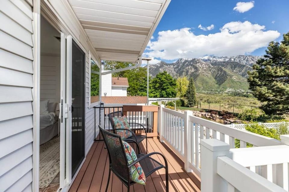 HotTub! Views! Basketball! Fireplaces! Mtn Trails House in Sandy