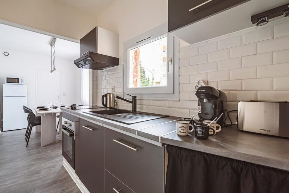 Coffee/tea facilities, Kitchen or kitchenette, pet friendly, stove