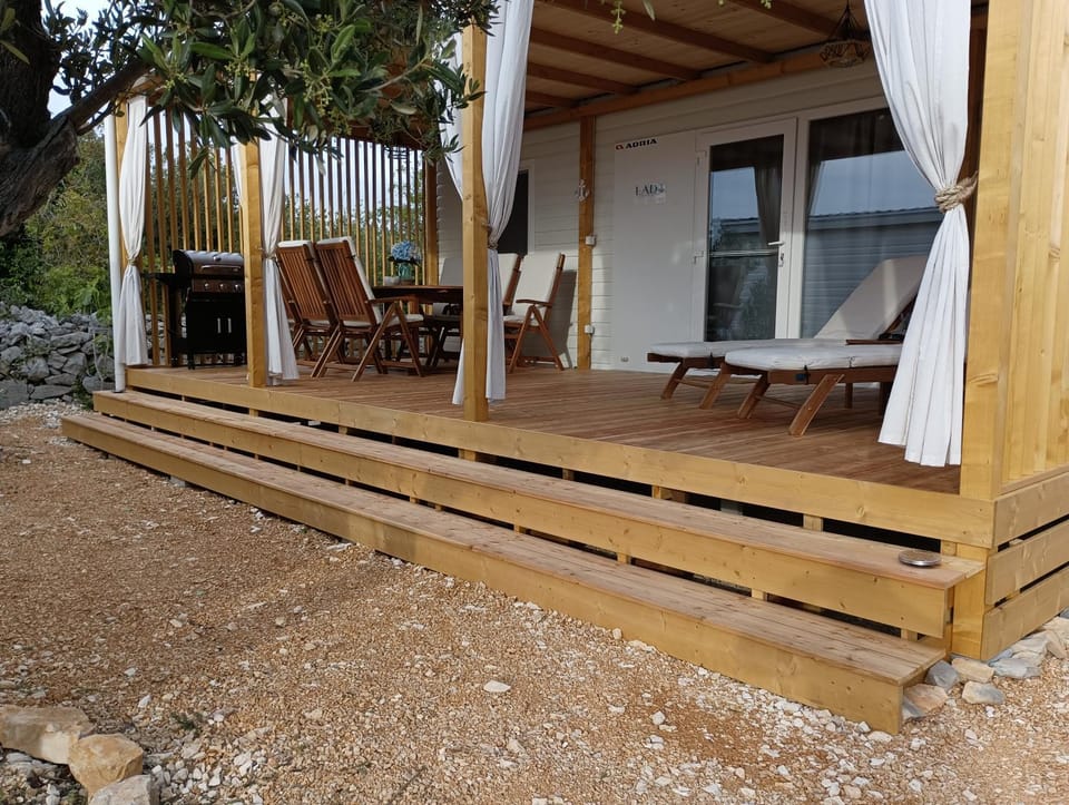 Property building, Patio, Balcony/Terrace