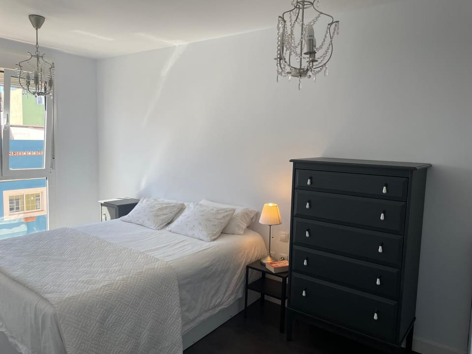 Bed, Photo of the whole room, Decorative detail, Bedroom, Street view, wardrobe