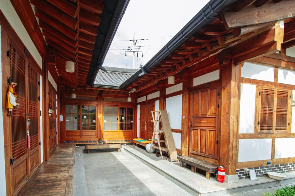 Property building, Facade/entrance, Day