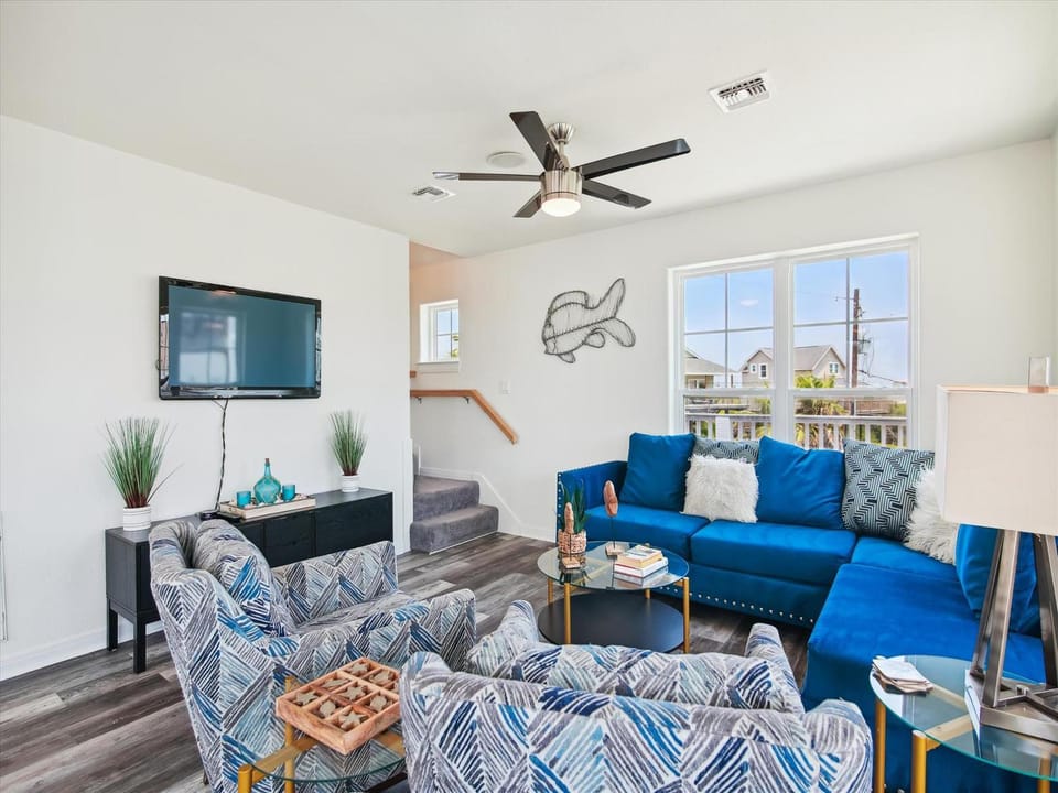 TV and multimedia, Living room, Seating area, Street view, furniture