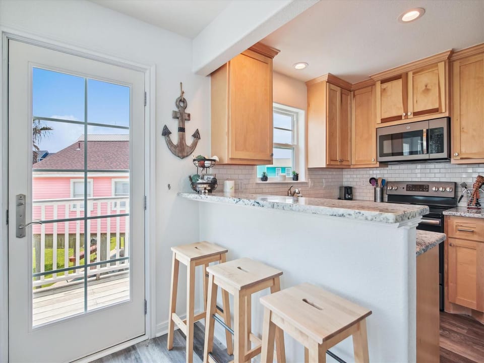 Neighbourhood, Balcony/Terrace, Kitchen or kitchenette, Seating area, furniture, microwave