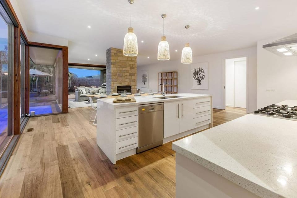 Kitchen or kitchenette, dishwasher, stove