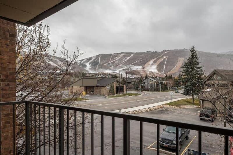 Cozy 1BDR with Views Free Parking Near Bus Stop House in Park City