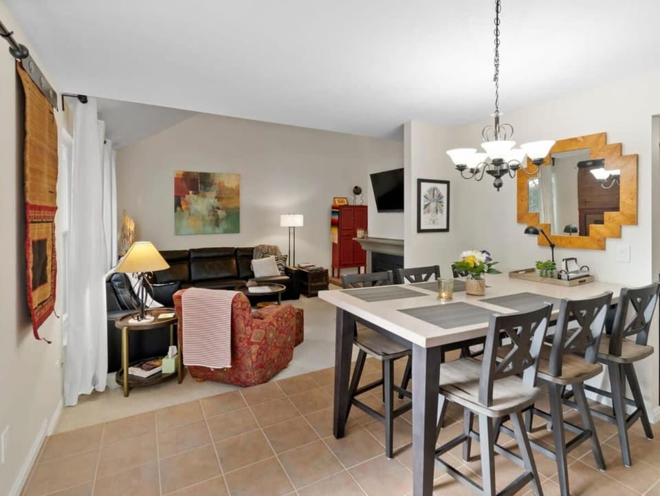 Lovely 4 BDR Home with Private Hot Tub Near Trails House in Cottonwood Heights