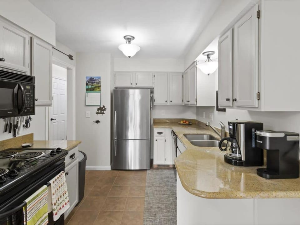 Lovely 4 BDR Home with Private Hot Tub Near Trails House in Cottonwood Heights