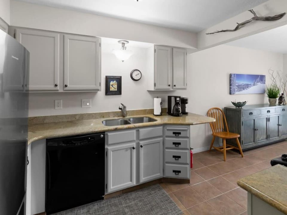 Lovely 4 BDR Home with Private Hot Tub Near Trails House in Cottonwood Heights