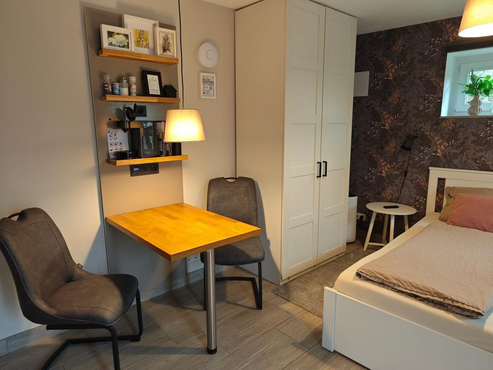 Bed, Kitchen or kitchenette, Living room, Photo of the whole room, Seating area, Dining area, Bedroom, wardrobe
