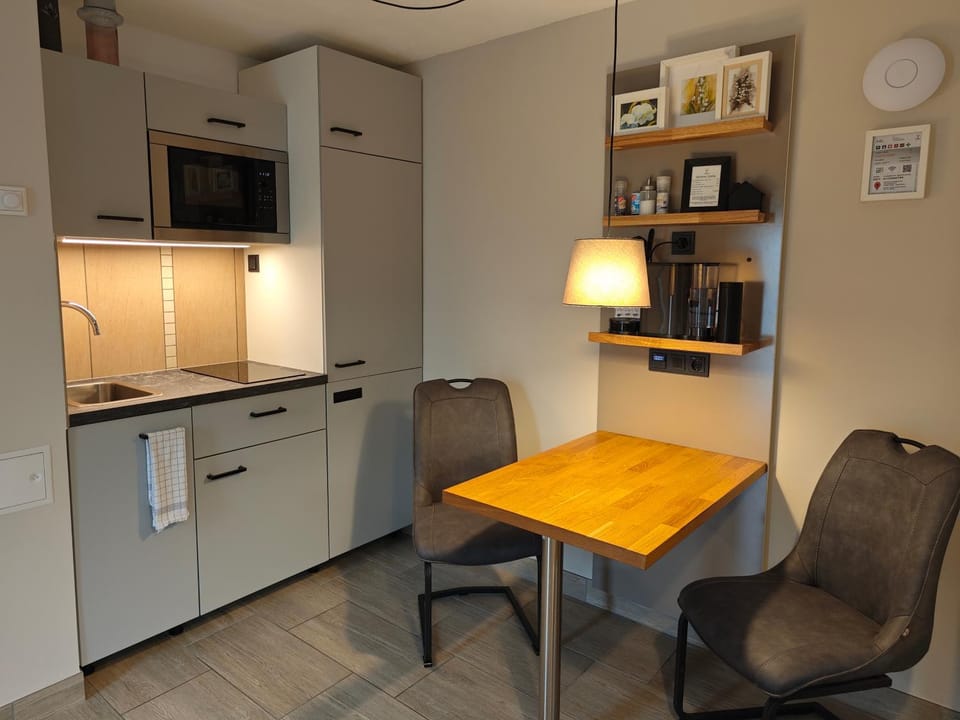Kitchen or kitchenette, Living room, Seating area, Dining area, stove