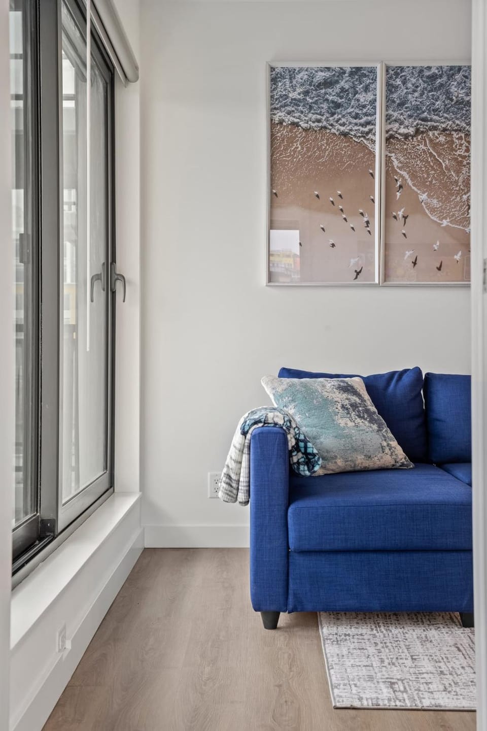 Exquisite 2 Bed Condo near DT Core WFree Parking House in Calgary