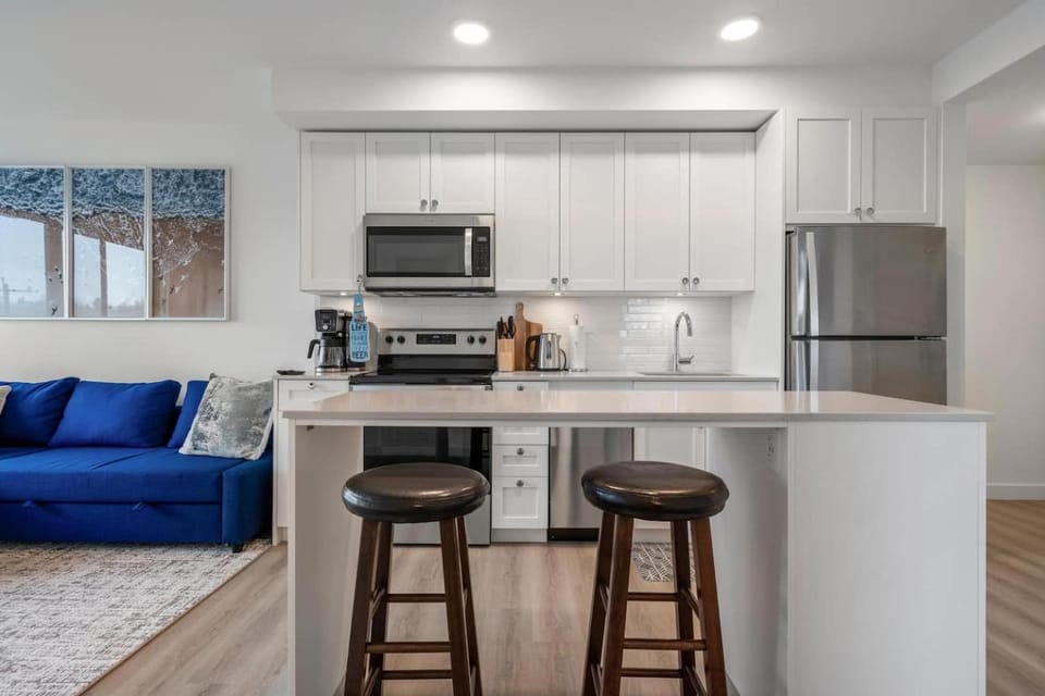 Exquisite 2 Bed Condo near DT Core WFree Parking House in Calgary