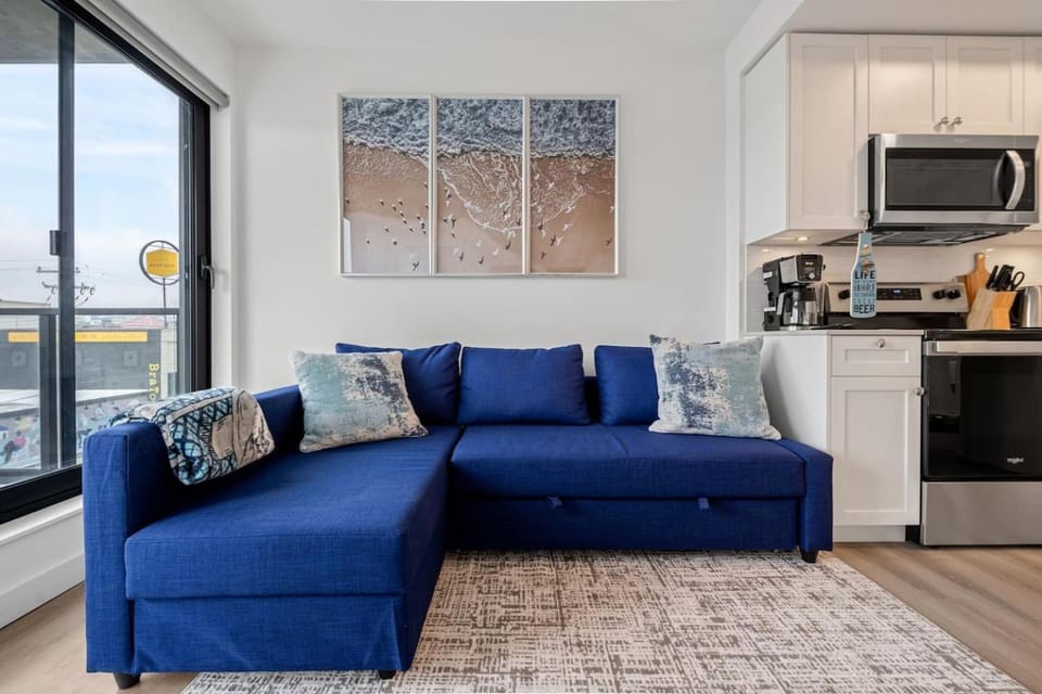 Exquisite 2 Bed Condo near DT Core WFree Parking House in Calgary