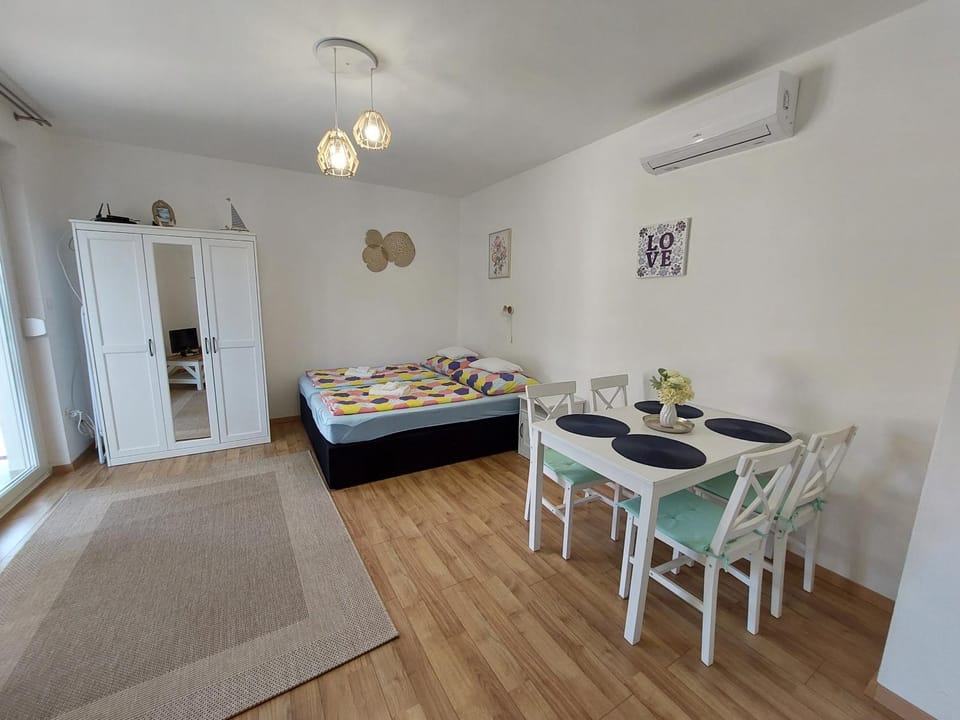 Living room, Photo of the whole room, air conditioner