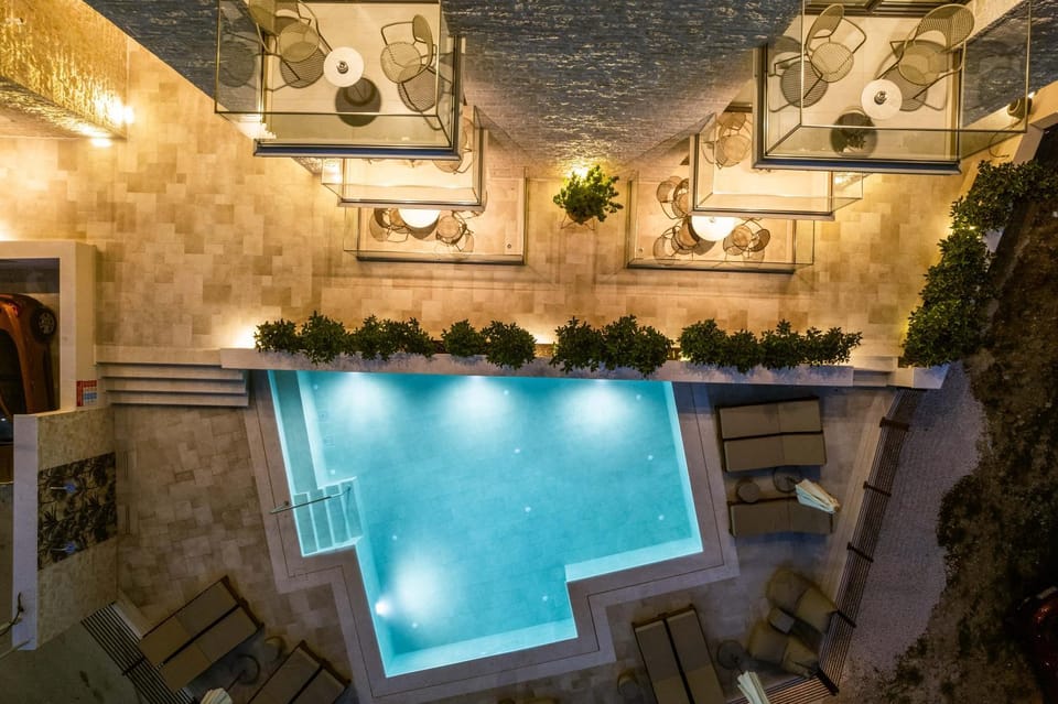 Property building, Balcony/Terrace, Balcony/Terrace, Swimming pool