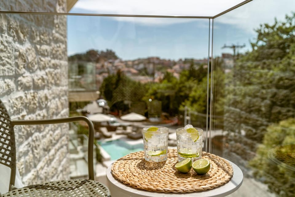 View (from property/room), Balcony/Terrace, City view, Mountain view, Pool view