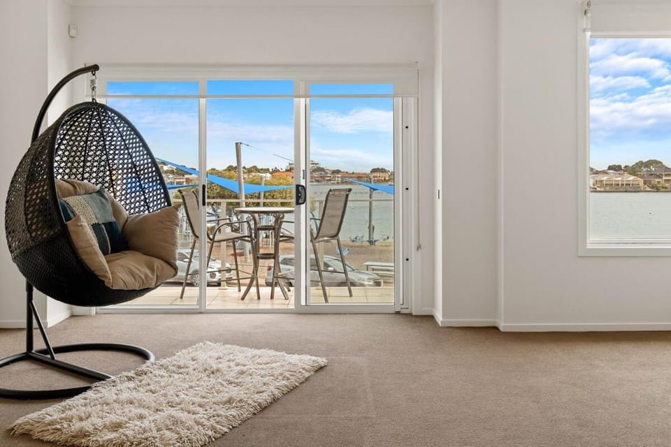 Amazing Lake View family-friendly Holiday Home House in Adelaide