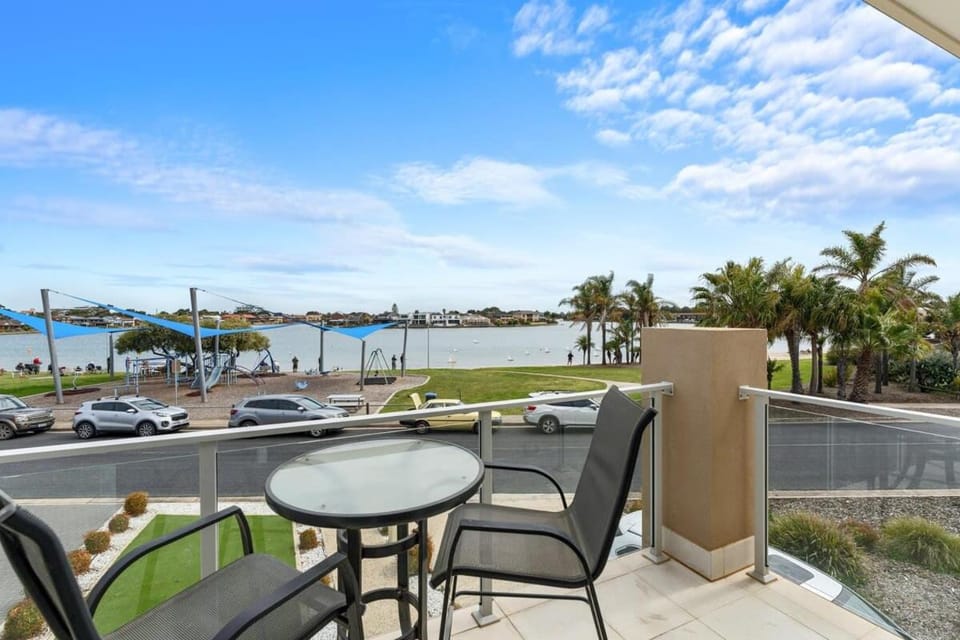 Amazing Lake View family-friendly Holiday Home House in Adelaide