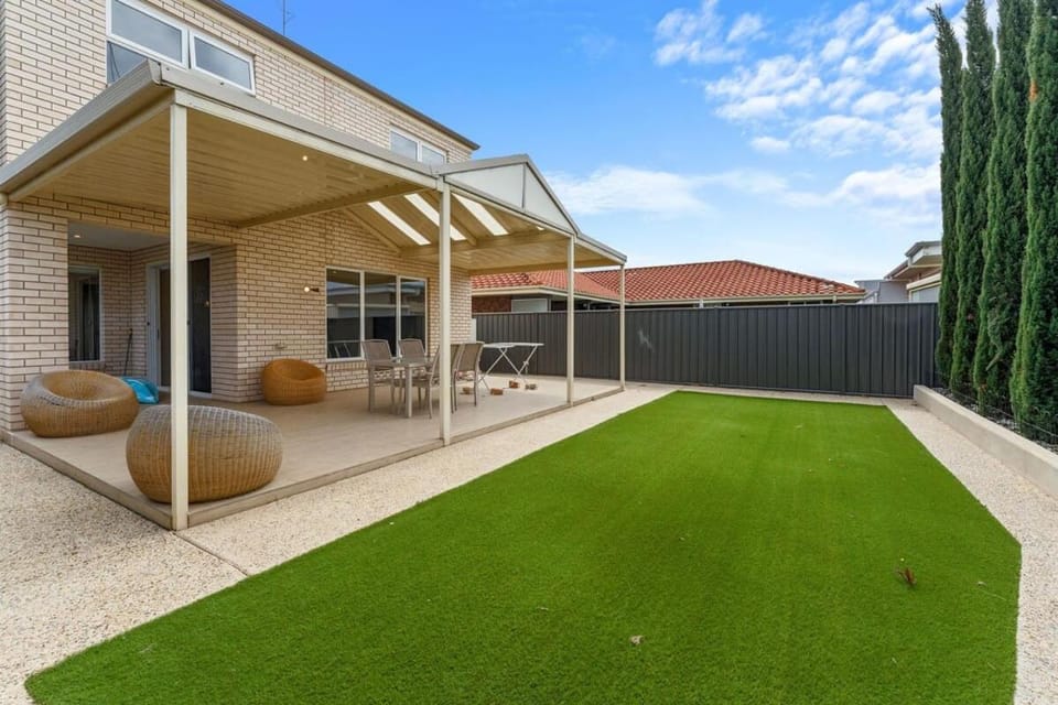 Amazing Lake View family-friendly Holiday Home House in Adelaide