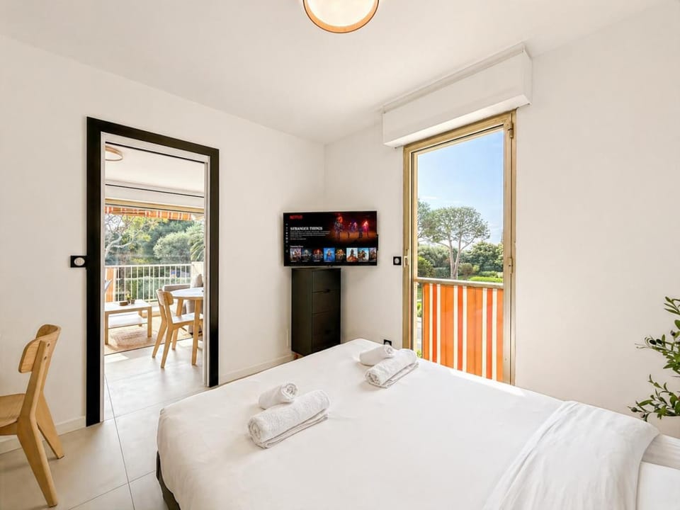 Bed, TV and multimedia, View (from property/room), Photo of the whole room, Bedroom, towels