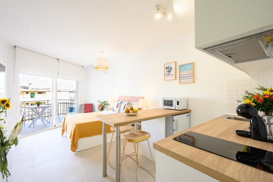 Bed, Kitchen or kitchenette, Photo of the whole room, Dining area, Bedroom, locker, minibar, stove, toaster, air conditioner