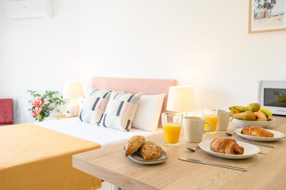 Bed, TV and multimedia, Living room, Food and drinks, Photo of the whole room, Seating area, Bedroom, Food, Breakfast, Continental breakfast, Drinks, air conditioner