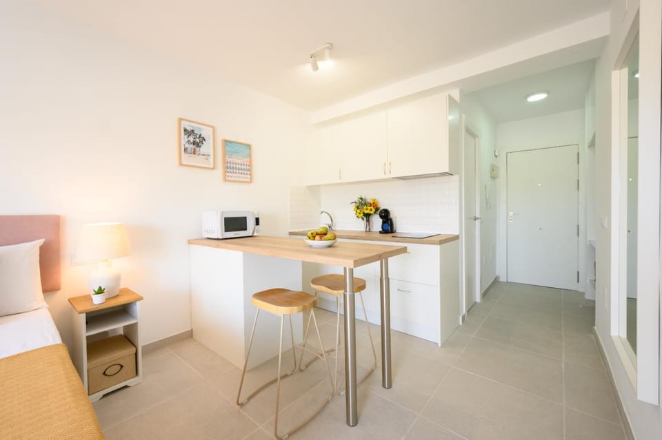 Kitchen or kitchenette, Dining area, hair dresser, locker, minibar, washing machine