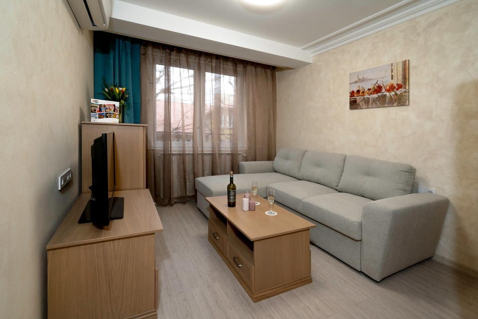 Communal lounge/ TV room, TV and multimedia, Living room, Seating area, Evening entertainment