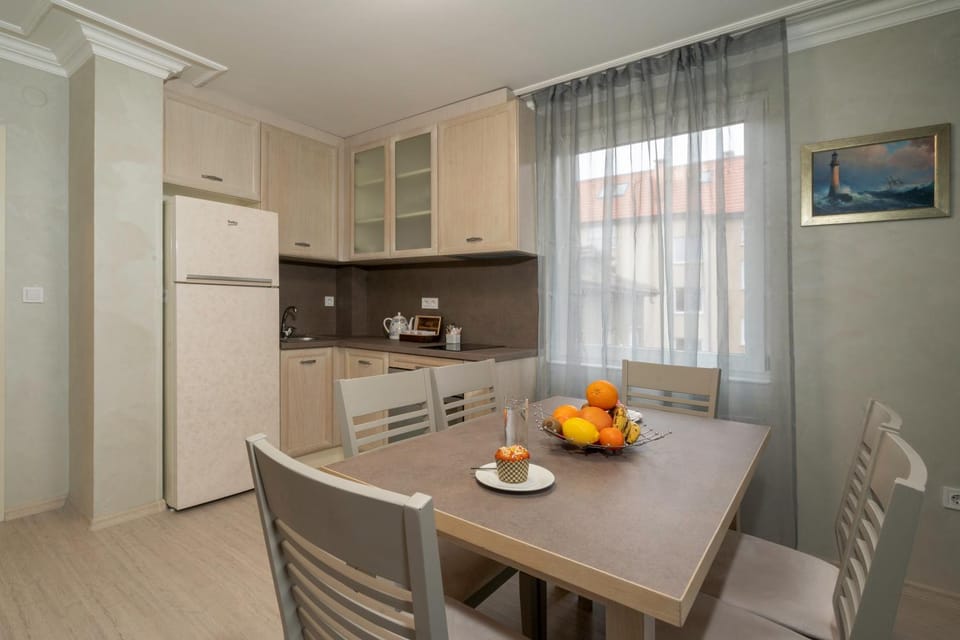 Kitchen or kitchenette, Seating area