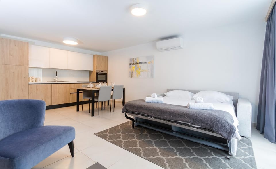 Bed, Kitchen or kitchenette, Living room, Seating area, Dining area