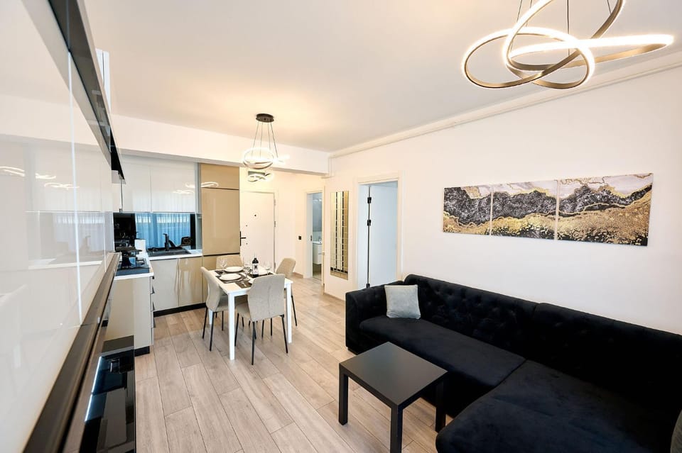 Living room, Dining area, oven