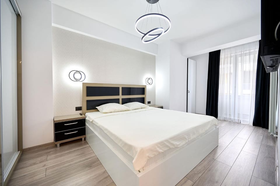 Bed, TV and multimedia, Bedroom