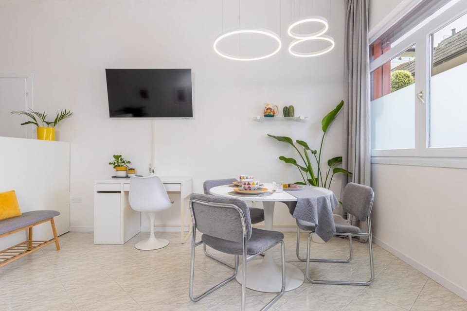 TV and multimedia, Living room, Seating area, Dining area