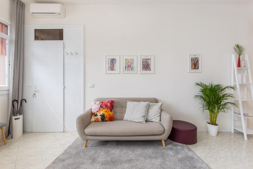 Living room, Seating area, air conditioner