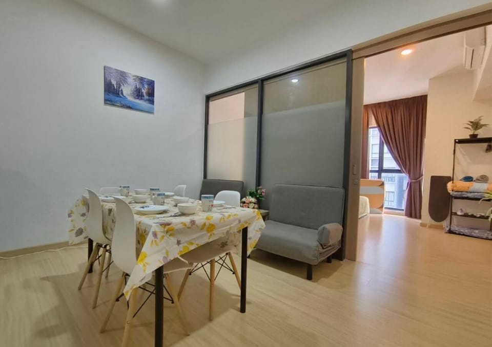 Living room, Seating area, Dining area