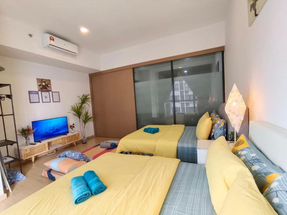 Communal lounge/ TV room, Bed, TV and multimedia, Photo of the whole room, Seating area, Evening entertainment, Bedroom, air conditioner