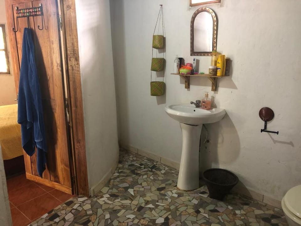 Shower, Toilet, towels