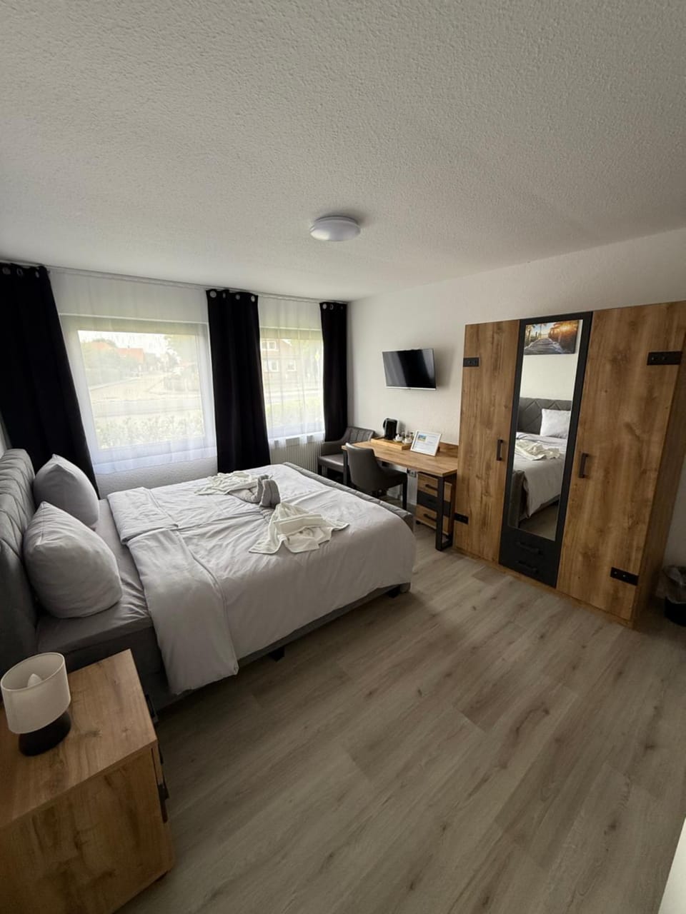 People, View (from property/room), Photo of the whole room, Bedroom, Guests, Street view, furniture, heating, towels