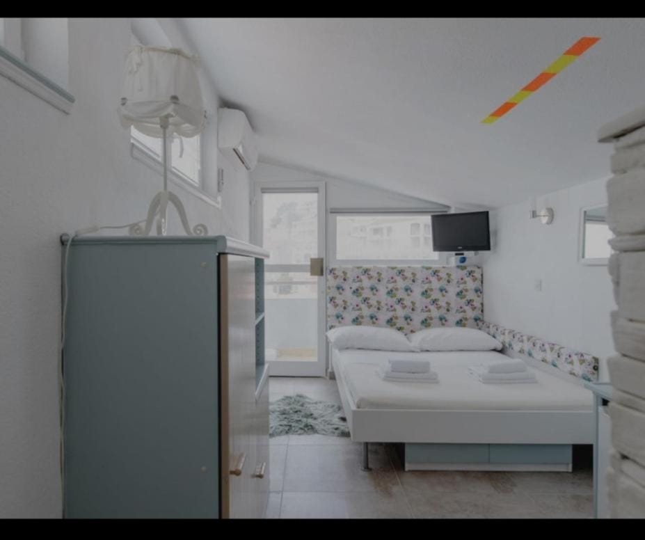 Brela SP small loft-no parking Bed and Breakfast in Brela