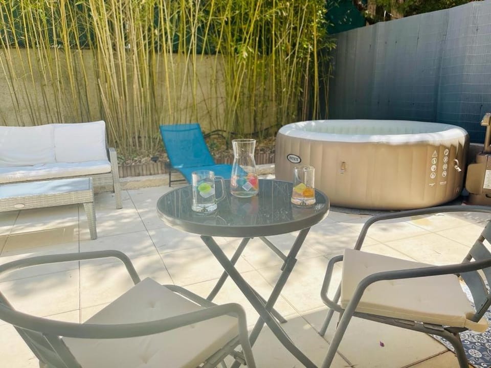 Patio, Hot Tub, Drinks