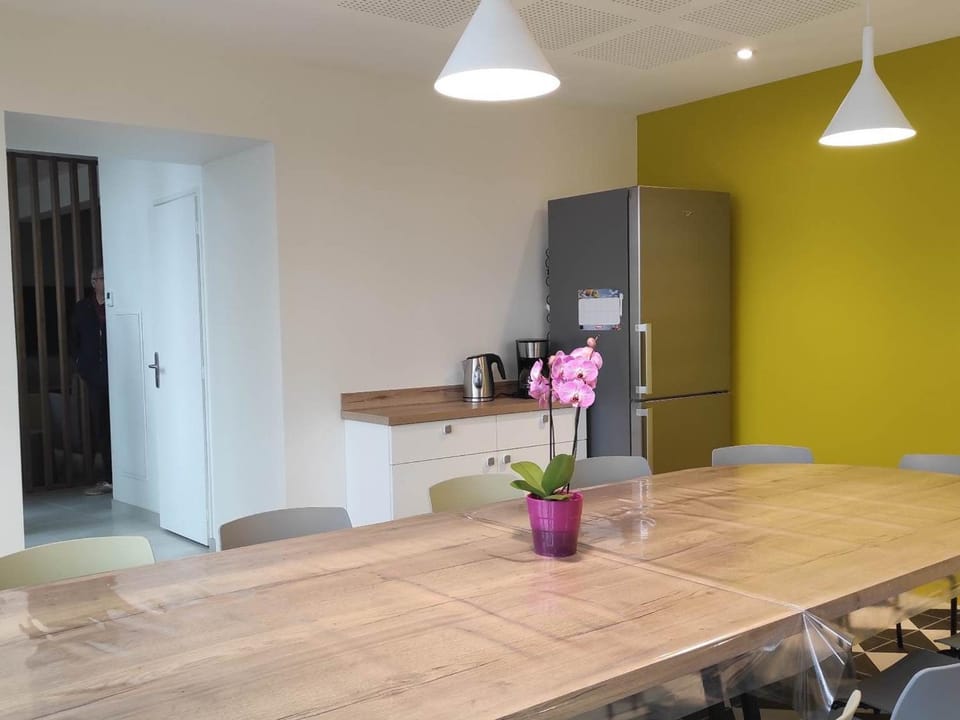 Gîte Spacieux avec Cour, Terrasse et Salle de Jeux - Centre Bourg, Accessible PMR - FR-1-586-36 House in Centre-Val de Loire